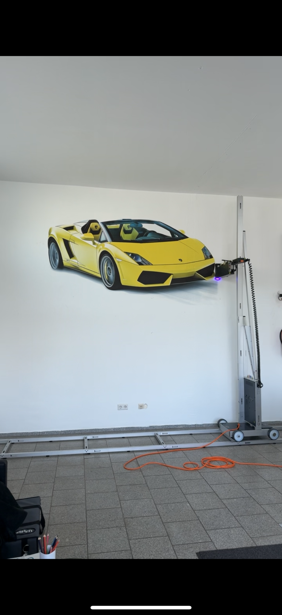 Gelber Sportwagen an einer Wand in einer modernen Garage.
